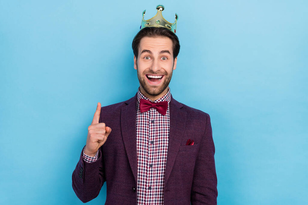 Photo of young excited man royalty have idea brilliant excellent inspiration choice isolated over blue color background - Photo, Image