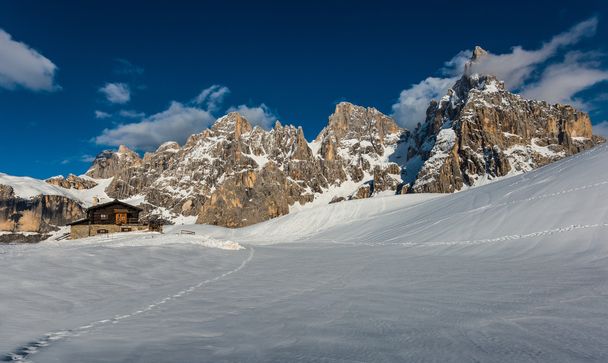 Baita Segantini hegyi kunyhóban a hó a hegyekben, sápadt, San Martino hegység, Dolomitok, Olaszország - Fotó, kép
