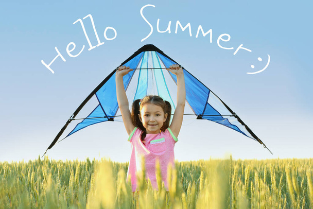 かわいい女の子は小麦畑で凧で遊んでいます。こんにちは、夏 - 写真・画像