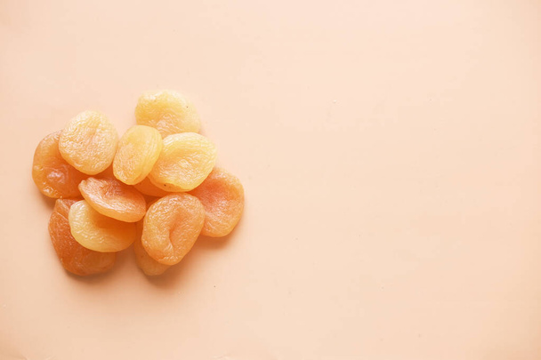 Fruits d'abricot moitié sur planche de bois sur table  - Photo, image