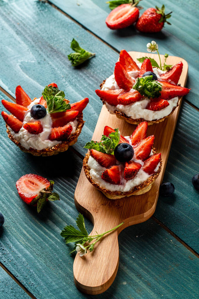 Τάρτες φρούτων με κρέμα, φράουλα και βατόμουρο. θέση συνταγής μενού banner για κείμενο. - Φωτογραφία, εικόνα