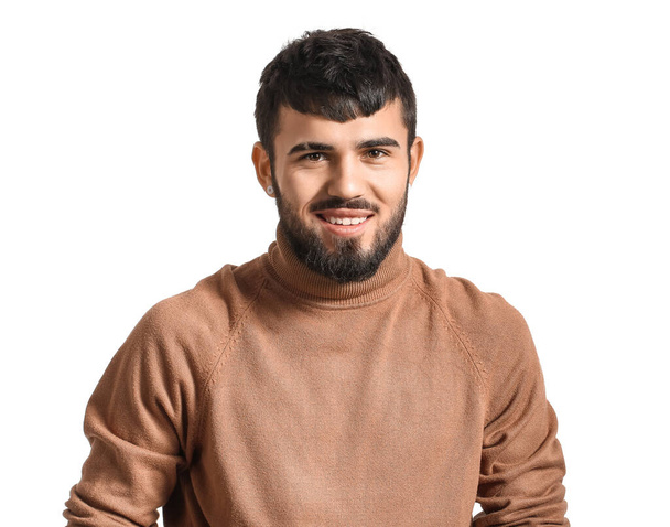 Glimlachende man met baard op witte achtergrond - Foto, afbeelding
