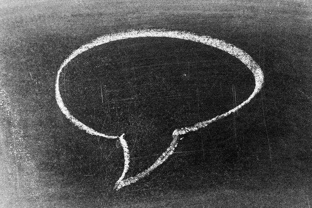 Witte kleur krijt handtekening in ronde bubble spraakvorm met lege ruimte op schoolbord of schoolbord achtergrond - Foto, afbeelding