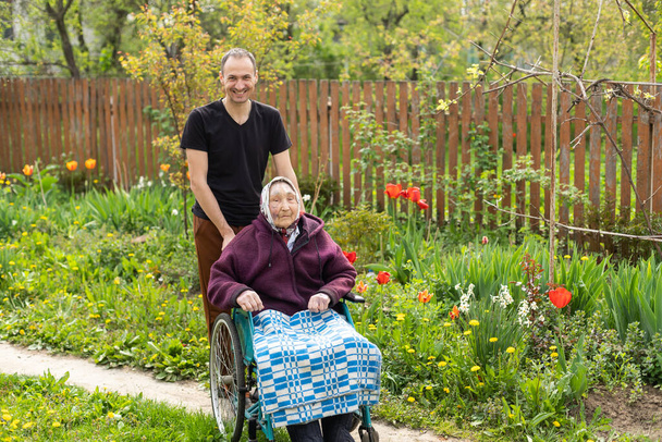 Frau mit Behinderung und ihr geliebter Sohn - Foto, Bild