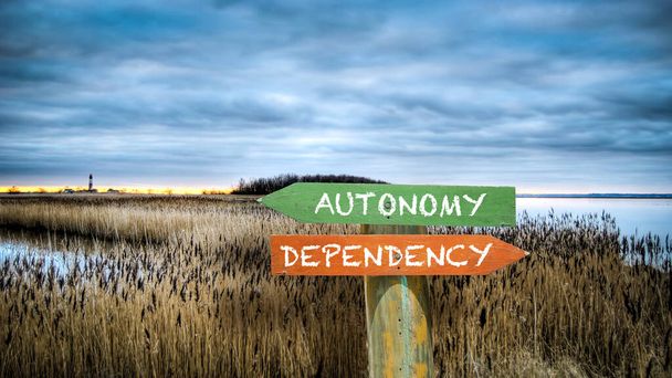 Rua Assine o Caminho da Direção para a Autonomia versus Dependência
 - Foto, Imagem