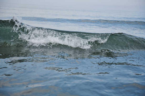 grosses vagues sur la mer noire pendant la journée en été - Photo, image