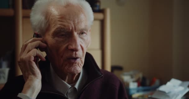 starší muž mluví na mobilním telefonu - Záběry, video