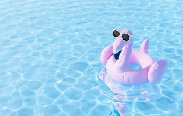 3D-Illustration von Flamingo-Schwimmer mit stylischer Sonnenbrille schwimmt auf sauberem Pool-Wasser auf Resort - Foto, Bild