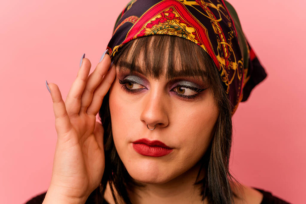 Mladý kavkazský make-up umělkyně izolované na růžovém pozadí - Fotografie, Obrázek
