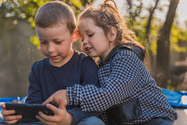 children look at the phone - Foto, Imagem