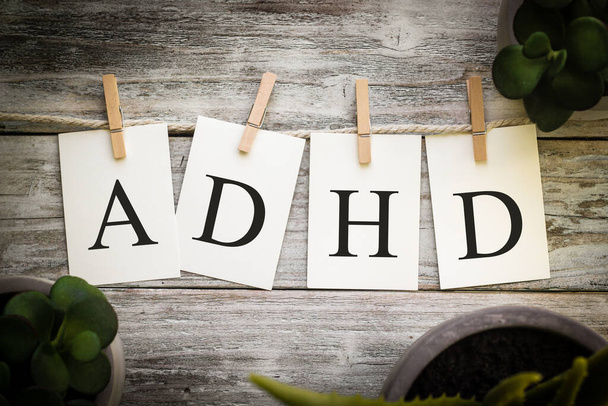 Sada tištěných karet hláskujících slovo ADHD na starém dřevěném pozadí. - Fotografie, Obrázek