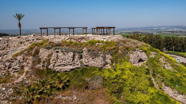 L'aire d'observation ombragée du parc national Tel Megiddo est un site archéologique. Aussi connu sous le nom d'Armageddon. - Photo, image
