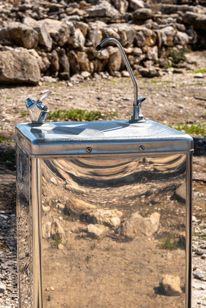 Питьевой фонтан с краном для наполнения бутылок в национальном парке Тель-Мегиддо является археологическим памятником. Также известный как Армагеддон. - Фото, изображение