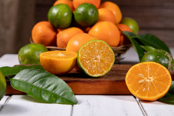 Rangpur, Citrus limonia oder Citrus reticulata medica, manchmal auch Rangpur-Limette, Mandarinen-Limette oder Zitronen-Limette genannt, - Foto, Bild