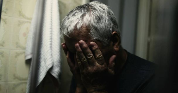 Viejo en crisis. Desesperado deprimido senior - Foto, Imagen