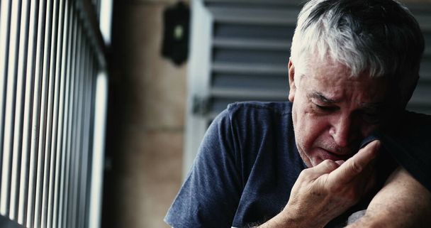 Ο απελπισμένος γέρος κλαίει. Ο πρεσβύτερος σκουπίζει δάκρυα σε κρίση - Φωτογραφία, εικόνα
