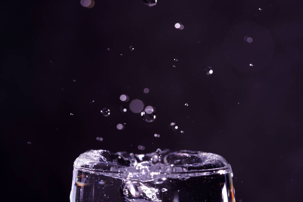 Краплі води, сфотографовані з високошвидкісними спалахами в студії
 - Фото, зображення