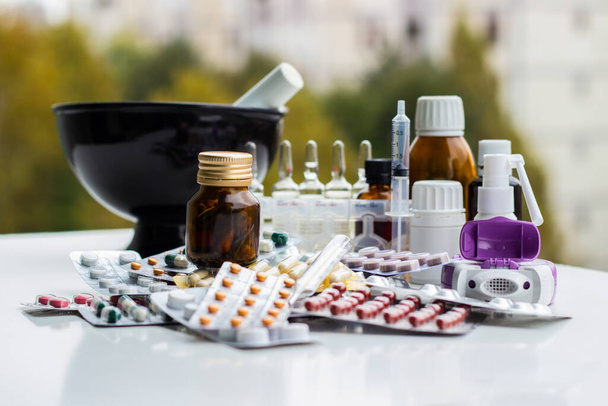 Альтернативная медицина. Миномет и пестик с таблетками и пузырьками от таблеток - Фото, изображение