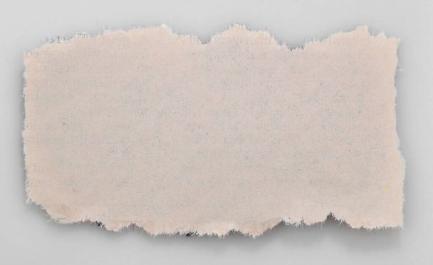 Один шматок розрізаного паперу
  - Фото, зображення
