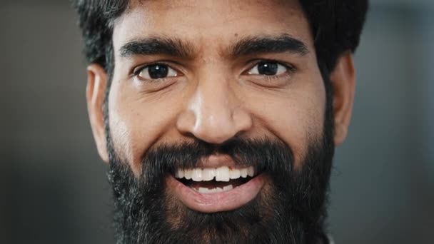 Nahaufnahme männlich arabisch bärtigen Gesicht schöner Mann mit leuchtend braunen Augen Blick in die Kamera lächelnd zahm hispanischen erwachsenen Kerl mit gesundem Sehvermögen genießen gute Nachrichten positive Inspiration - Filmmaterial, Video