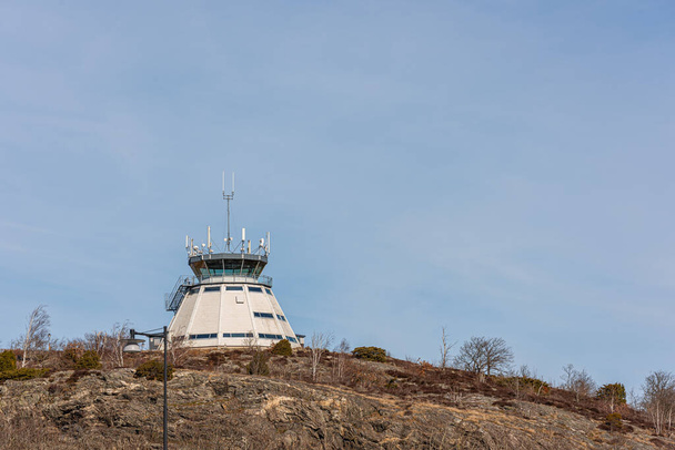 Antigua torre de control de aire en la cima de una colina. - Foto, Imagen