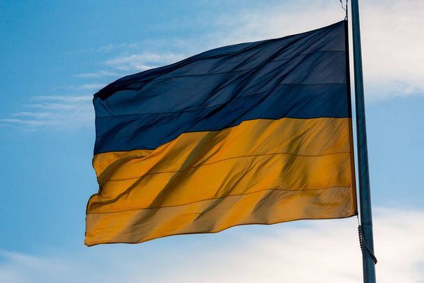 Ukrainan lippu illalla taivaalla tausta - Valokuva, kuva