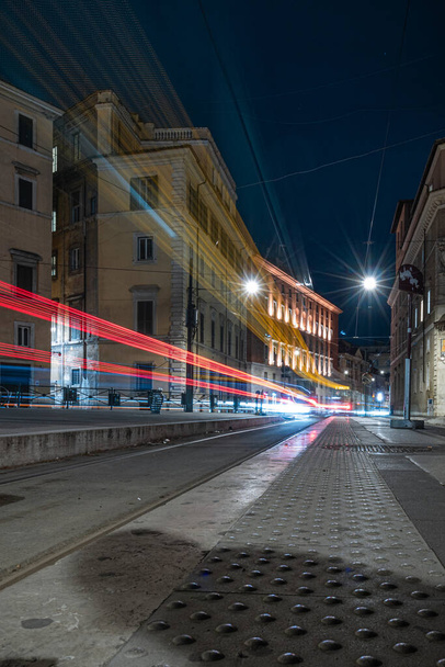 Fresco percorso semaforo auto a lunga esposizione, vista notturna della città di Roma, Piazza Venezia  - Foto, immagini