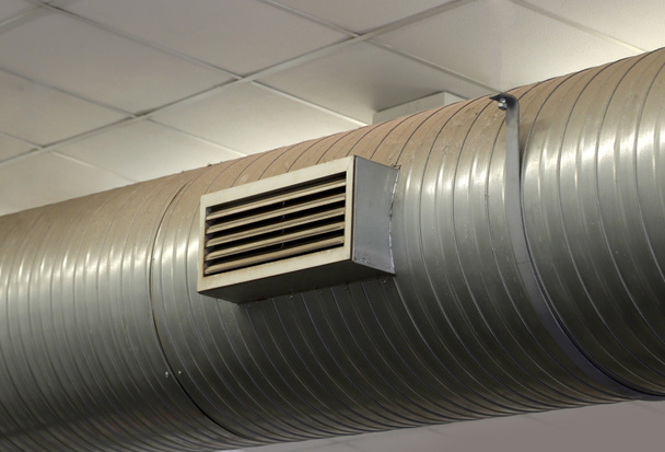 výstup teplého nebo studeného vzduchu ve velkém potrubí klimatizačního systému v průmyslové budově - Fotografie, Obrázek