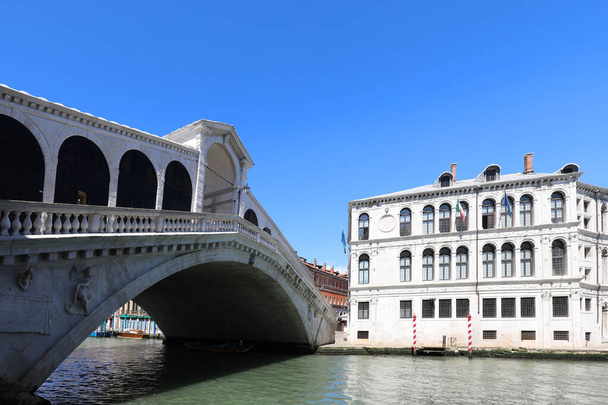 rare view of the famous Rialto bridge over the Canal Grande waterway without the people during the lockdown caused by the coronavirus in Venice in Italy in Southern Europe - Foto, Imagen