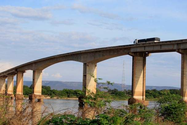 ibotirama, bahia, brazil - 18 maja 2022: most nad korytem rzeki Sao Francisco w mieście Ibotirama, w zachodniej Bahii. - Zdjęcie, obraz
