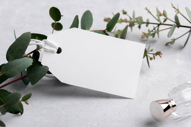 Прямокутник білий подарунковий евкаліпт макет з листям евкаліпта на сірому фоні, макет етикетки, весільна етикетка для сувеніру, знак для привітання крупним планом, елемент для дизайну, крупним планом
 - Фото, зображення