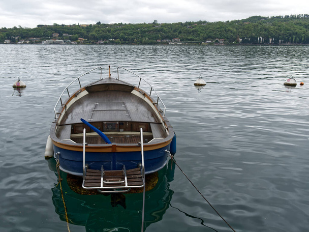 vintage wood motorboat on the lake - Fotoğraf, Görsel