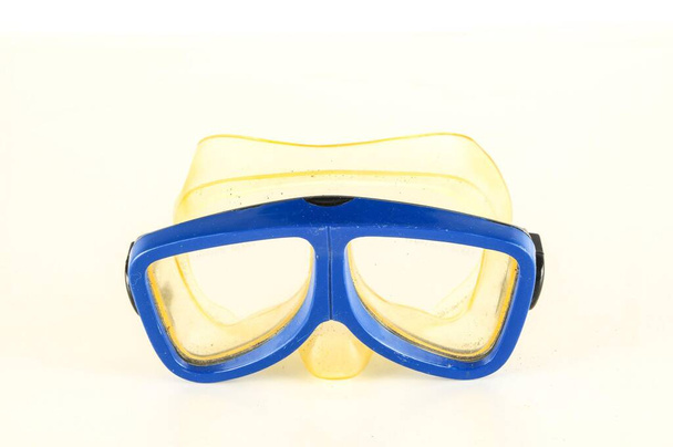máscara de plástico amarillo sobre fondo blanco - Foto, Imagen