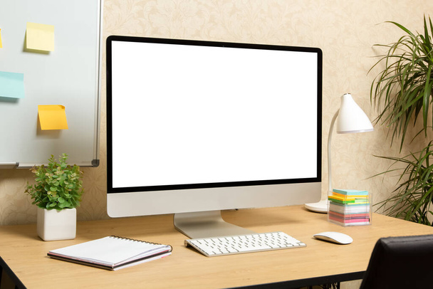 Ordenador moderno con pantalla blanca en el escritorio. - Foto, Imagen