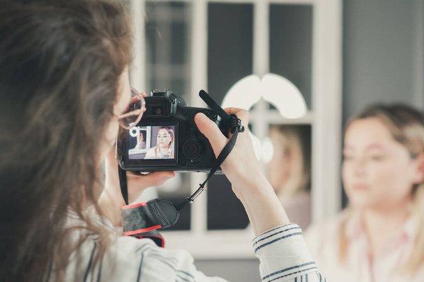 Mujer filmando contenido visual para un blogger de belleza - Foto, Imagen