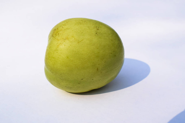 Frutta indiana fresca e biologica chiamata giuggiola verde o giuggiola di mele o mela Ber. verde indiano jujuba prugna bora su sfondo bianco - Foto, immagini