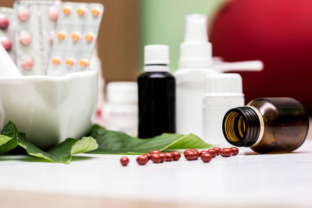 Lääkkeet ja tabletit vihreällä yrtillä - Valokuva, kuva