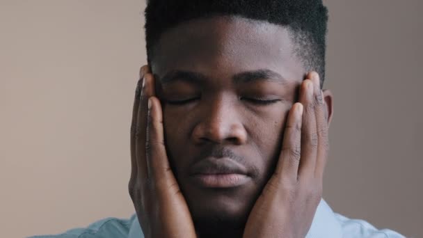 Portret smutnego Afrykanina Amerykanina położyć ręce na głowie chory zmęczony przytłoczony młody biznesmen mężczyzna pracownik ma problemy z bólem głowy cierpi na migreny napięcie mięśni depresja złe zbliżenie - Materiał filmowy, wideo