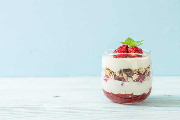 fresh raspberry and yogurt with granola - Healthy food style - Foto, immagini