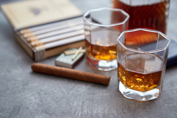 Caraffa di whisky o brandy, bicchieri e scatola di sigari cubani
 - Foto, immagini