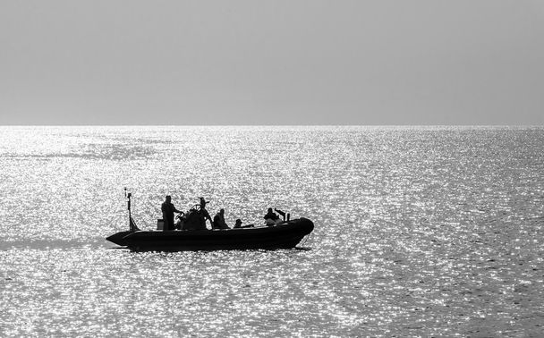 Морские пехотинцы на надувной военной лодке
 - Фото, изображение