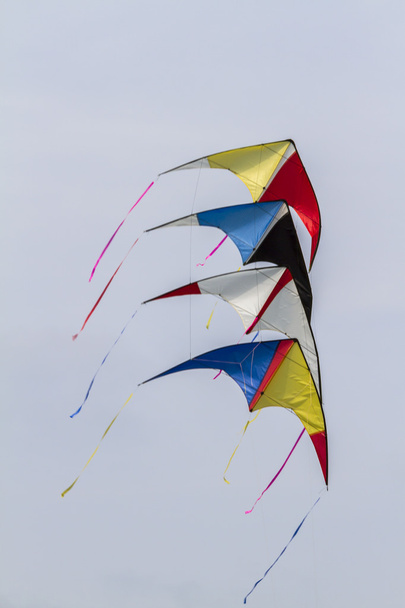 cerfs-volants colorés volant dans le ciel - Photo, image