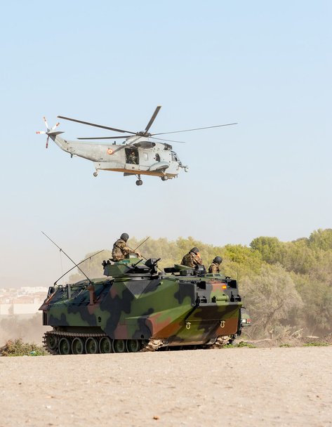 Portador de personal blindado anfibio y helicóptero
 - Foto, Imagen