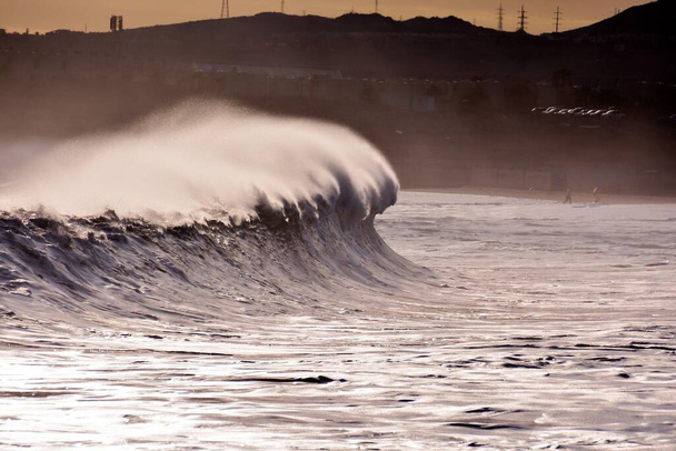 valtavia aaltoja rannalla illalla - Valokuva, kuva