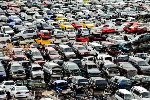 Összetört autók a parkolóban - Fotó, kép