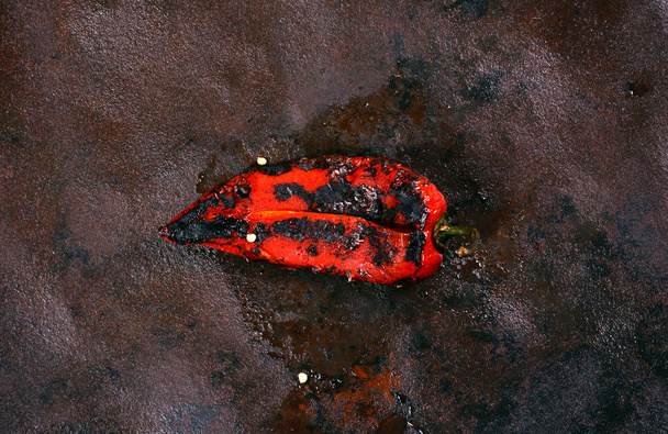 Roasting red peppers on metal stove. Ajvar - Foto, immagini