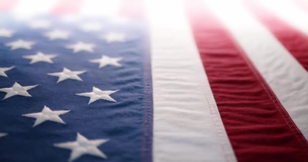Mouvement lent d'un drapeau américain. Contexte du jour commémoratif, de la fête des anciens combattants, du 4 juillet ou d'un autre jour férié patriotique aux États-Unis. - Séquence, vidéo