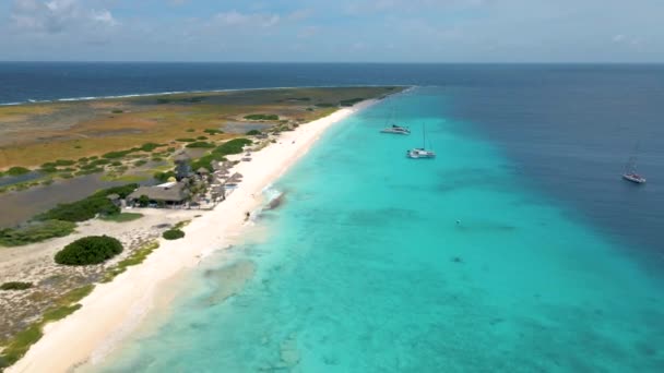 Klein Curacao, Translation Small Curacao Island famous for daytrips and snorkling tours on the white beaches and blue clear ocean, Klein Curacao Island in the Caribbean sea - Metraje, vídeo