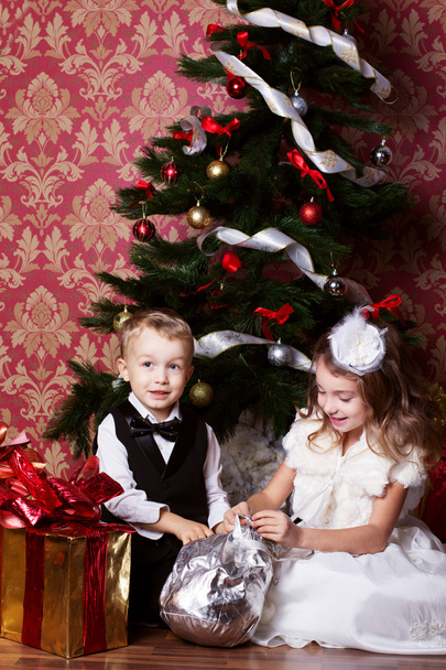 Happy children with christmas presents - Foto, afbeelding