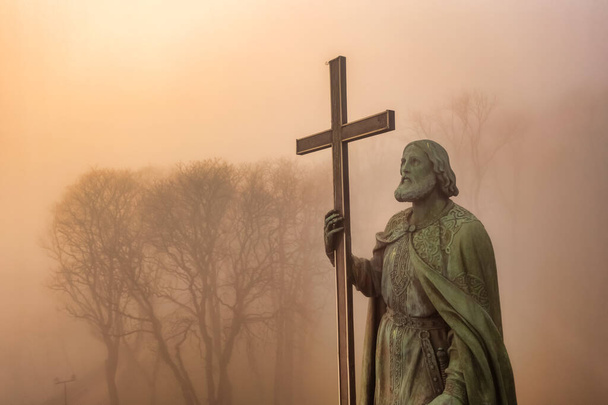 キエフの丘の上のクロスアップと聖ウラジーミルへの記念碑。空中ビュー、キエフでの早朝霧の朝、ウクライナ。コンセプト、旅行観光 - 写真・画像
